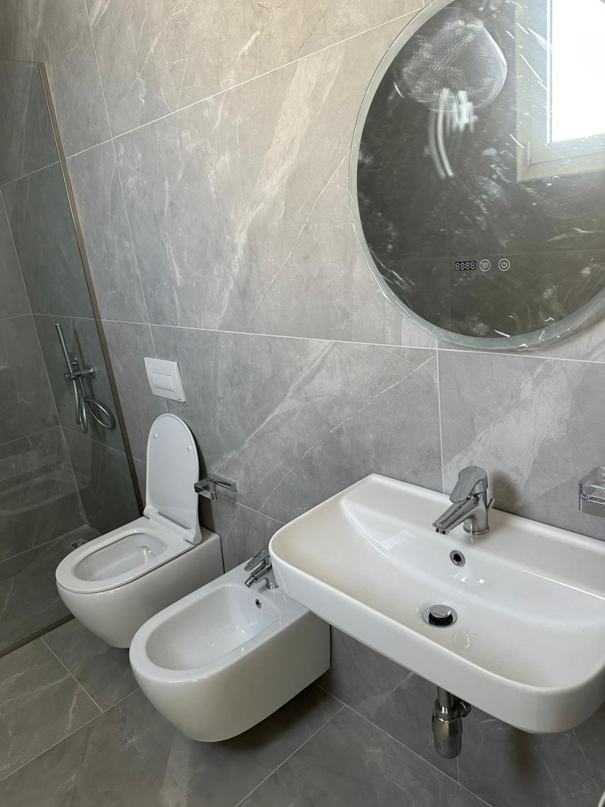 Laid Hotel Vlore Exterior photo