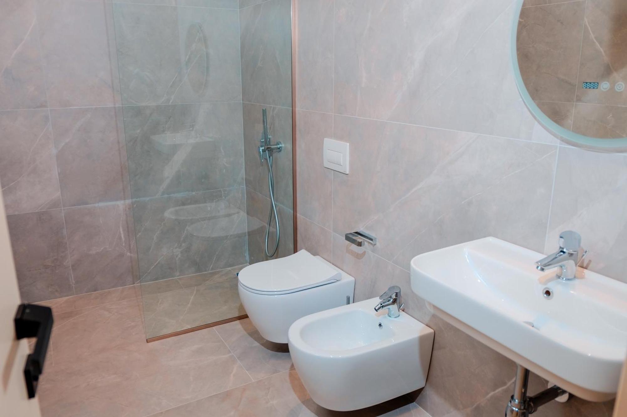 Laid Hotel Vlore Exterior photo
