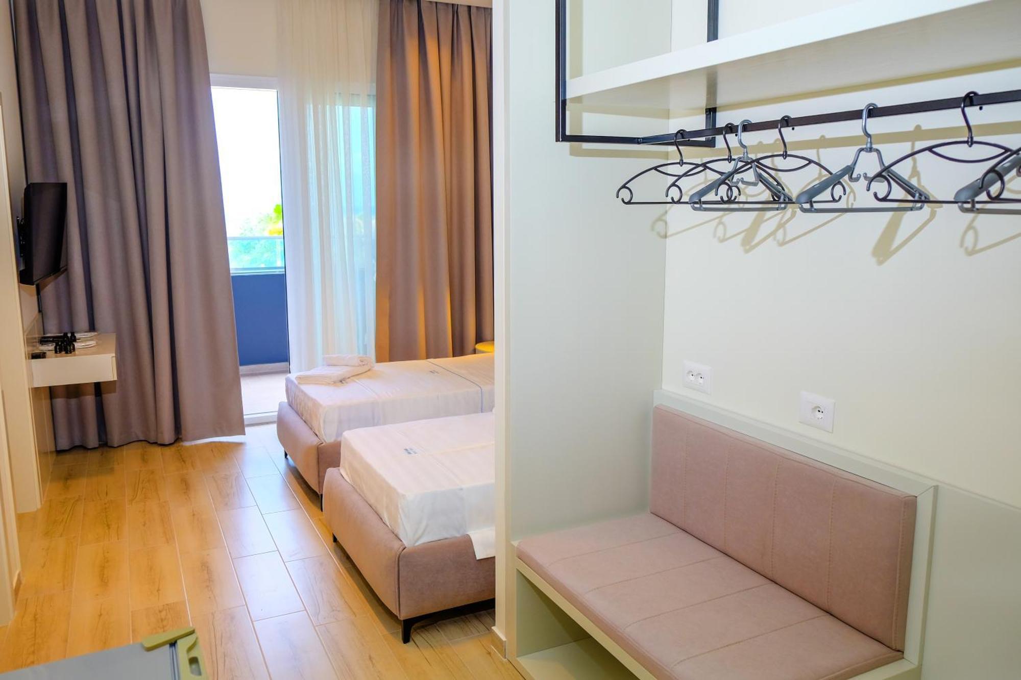 Laid Hotel Vlore Exterior photo