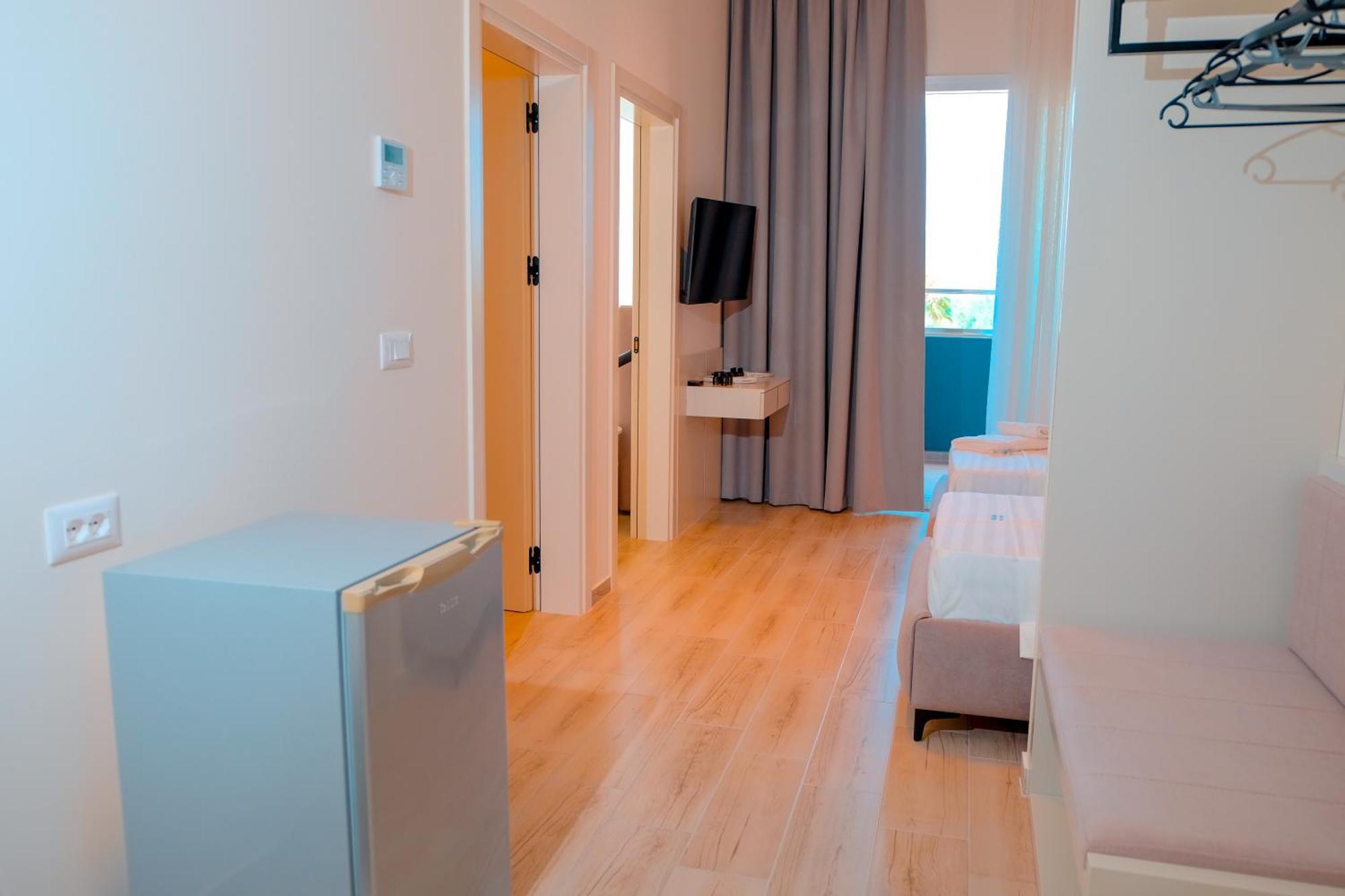 Laid Hotel Vlore Exterior photo