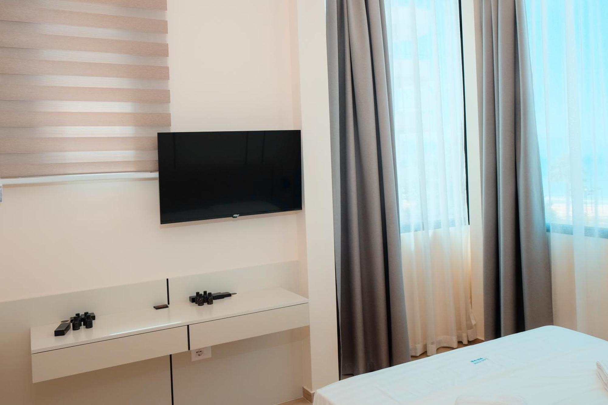 Laid Hotel Vlore Exterior photo